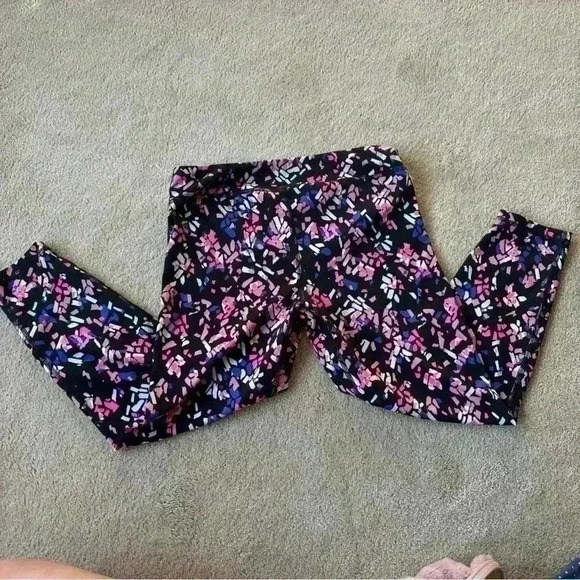 NWTGirls' Under Armour Size Youth Large (YLG) Fitted Printed Ankle Crop Leggings - Picture 4 of 5